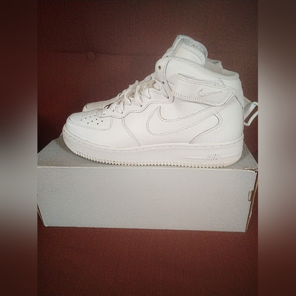 Nike Air Force Mid.